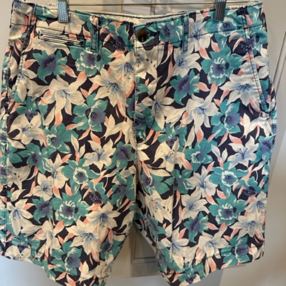 American Eagle floral men's Bermuda shorts size 36